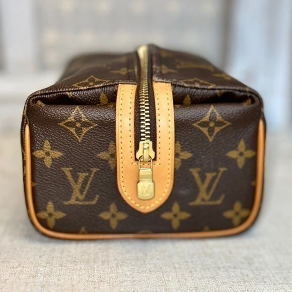 AUTHENTIC Louis Vuitton Dopp Kit. EXCELLENT condition. - Picture 2 of 16